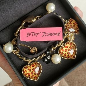 🆕️ BETSEY JOHNSON: Charm bracelet with hearts 💕